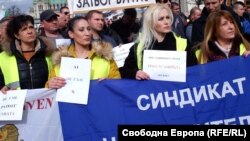 В протеста се включиха както полицаи, така и служители в затворите и пожарникари. 