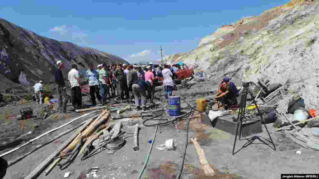 Ошол күнү кечки саат тогуздарда башталган куткаруу иштери али натыйжа бере элек. Куткарууга тартылган 100дөй киши азырынча шахтага толгон сууну сордуруу менен гана алек.
