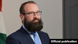 Szájer József, a Fidesz alapítója és 2004 óta európai parlamenti képviselője, 2020 november 29-én jelentette be, hogy az év végével lemond mandátumáról. 