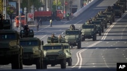 Vehicule militare se îndreaptă în coloană spre Piața Roșie, la parada militară de Ziua Victoriei, la Moscova, pe 9 mai 2023. În această zi, Rusia a marcat cea de-a 78-a aniversare a sfârșitului celui de-al Doilea Război Mondial.