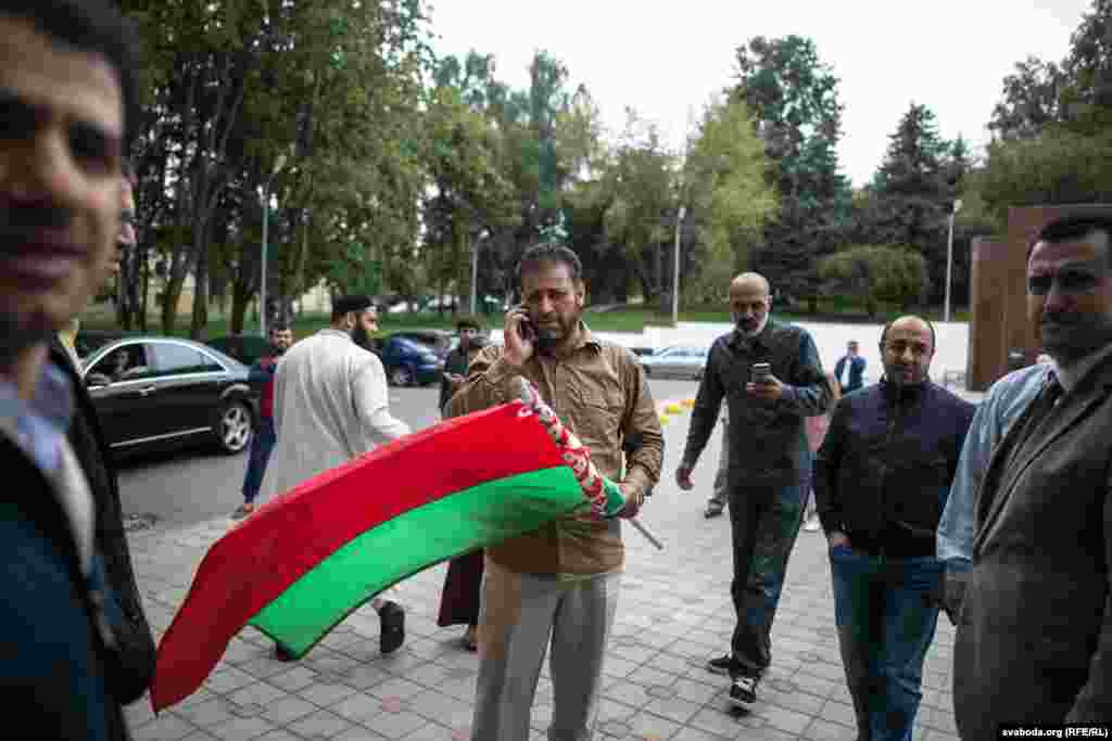 Сьцяг у Мэцы патрэбны ня толькі, каб пазначыць пэўную дзяржаву. На хадж зьяжджаюцца мільёны чалавек, і вельмі часта людзі губляюцца. Таму многія дэлегацыі нясуць сьцяг, каб быць бачнымі. «Але ўсе дапамагаюць адзін аднаму, — кажа Батурдын. — Паліцыянтаў там шмат. Мяне ратавала, што я побытавую ангельскую мову ведаю».