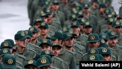 Ирандын Революция сакчыларынын жоокерлери 1979-жылкы ыңкылаптын 40 жылдыгына арналган иш-чарада. 11-февраль, 2019-жыл. Тегеран.