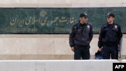 دو پلیس ترک در برابر سفارت (عکس از آوریل سال ۲۰۱۵)
