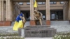 Украински знамиња истакнати на статуата на Тарас Шевченко во центарот на градот Балаклија во регионот Харкив, откако беше ослободен од украинските сили