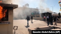 Suporteri paramilitari pro-Iran în curtea Ambasadei Statelor Unite la Bagdad, Irak, 31 decembrie 2019.