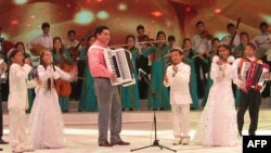 Prezident Berdimuhamedow saz çalýar. 3-nji iýun, 2010-njy ýyl, Türkmenbaşy. 