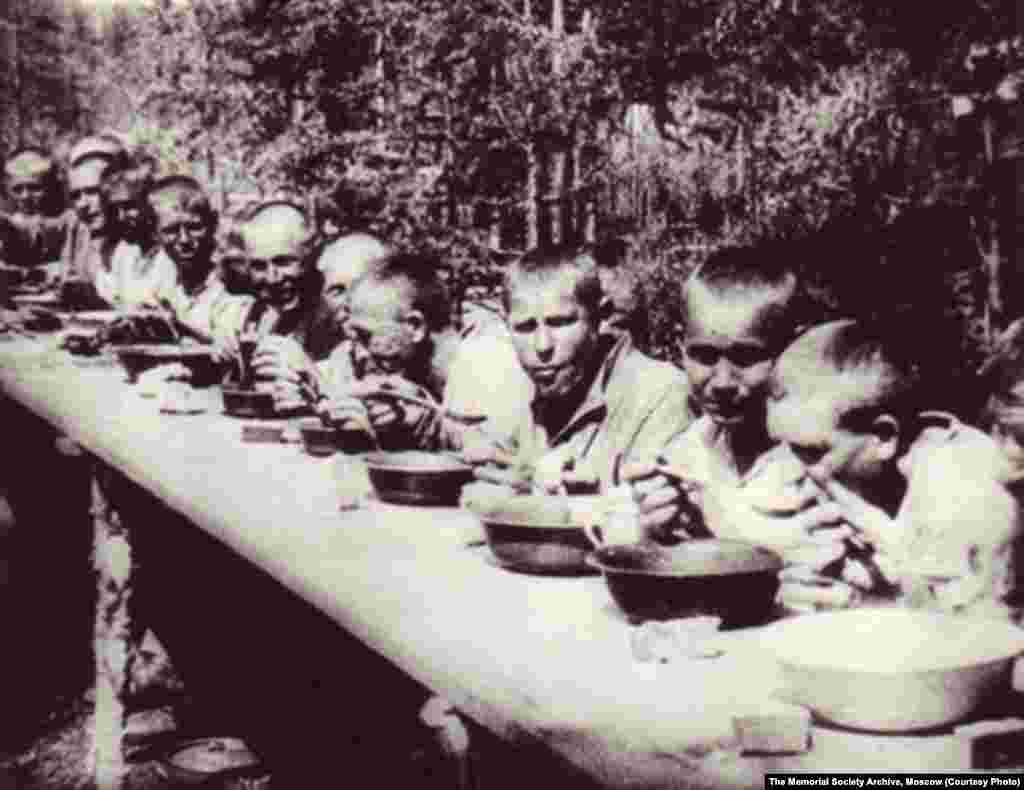 Лагерьдегі таңғы ас. 