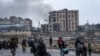 Palestinieni fug din orașul Khan Younis, în sudul Gaza, după o ofensivă israeliană terestră și aeriană, luni, 29 ianuarie 2024. Israelul și-a extins ofensiva în Khan Younis, afirmând că orașul este un bastion al grupării militante Hamas. (AP Photo/Fatima Shbair)