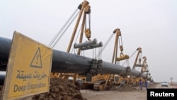 لوله‌گذاری در عراق به منظور انتقال گاز ایران به شهر بصره.