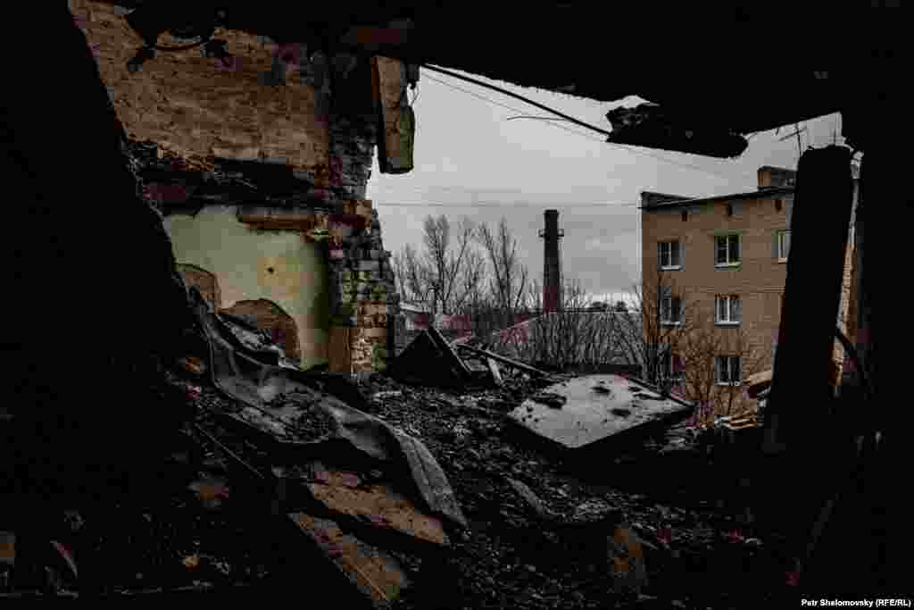 Vedere dintr-un apartament bombardat din Debalțeve.