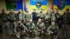 Президент України Володимир Зеленський (посередині) із військовими під час поїздки до прифронтового Куп’янськ на Харківщині, 18 листопада 2024 року