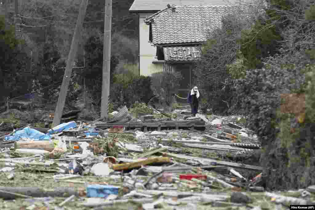 Kunio Shiga se plimbă pe lângă casa sa din Minami Soma, prefectura Fukushima, nord-estul Japoniei, vineri, 8 aprilie 2011, în interiorul zonei de evacuare acum pustie. Zona a fost stabilită pe o rază de 20 de kilometri în jurul centralei nucleare Fukushima Daiichi. Bărbatul în vârstă de 75 de ani a rămas singur, blocat în ferma sa, după ce nimicitorul tsunami a lovit regiunea, cu aproape o lună mai înainte.