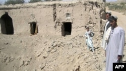 اين گروه تندروی اسلامگرا، ديگر چون گذشته به دستار، کلاه، ريش و سيبل بلند مردم توجه نمی کنند وگزارش شده است در بسياری از مناطق جنوبی افغانستان که هرازگاهی زير کنترل طالبان در آمده اند، موسيقی نيز ممنوع نشده است.