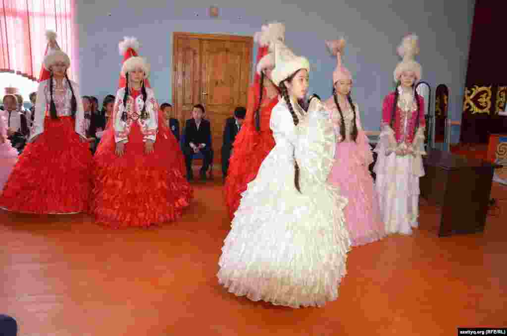 Участницы конкурса «Девушка с косой» отвечали на вопросы о казахских народных способах ухода за красивыми и длинными волосами, о казахских народных украшениях для волос.