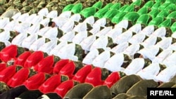 لوگوی ال‌پاییس به همراه تصویری از نماز جمعه ایران- ۲۰۰۷