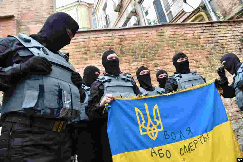 Загін у складі 51 добровольця, серед яких молоді чоловіки 18–23 років, прийняв присягу на вірність Україні і готується від’їжджати на схід. Загін увійде до складу спецбатальйону «Азов». Київ, 3 червня 2014 року