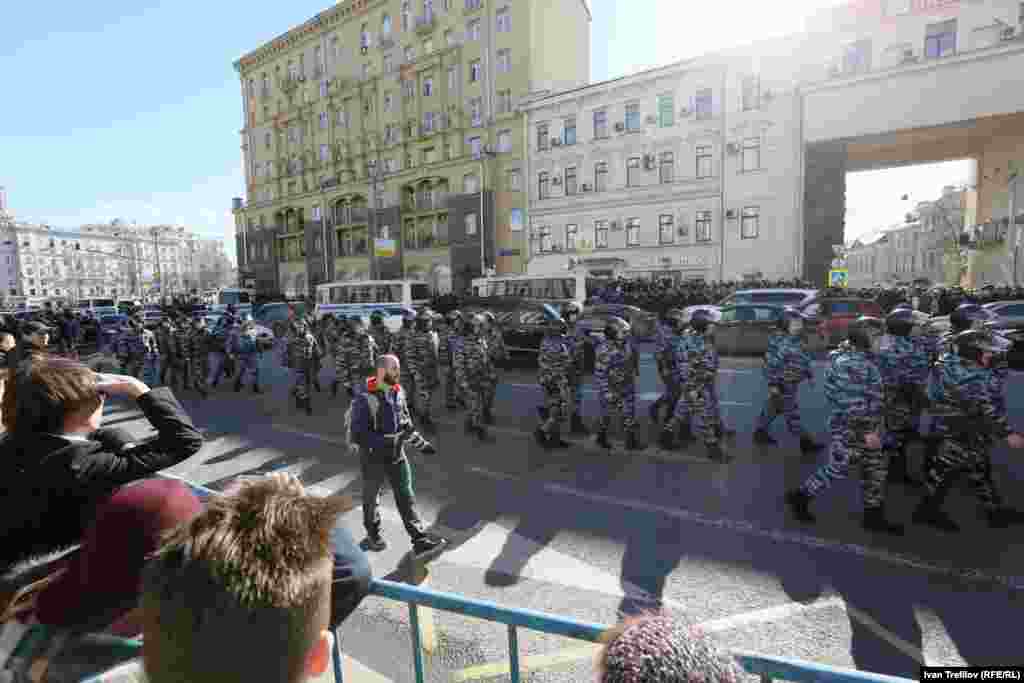 Ресейдің көптеген қалаларында өткен, мыңдаған адам қатысқан бұл митингілер туралы бірде-бір федералдық телеарна тырс еткен хабар бермеді. 