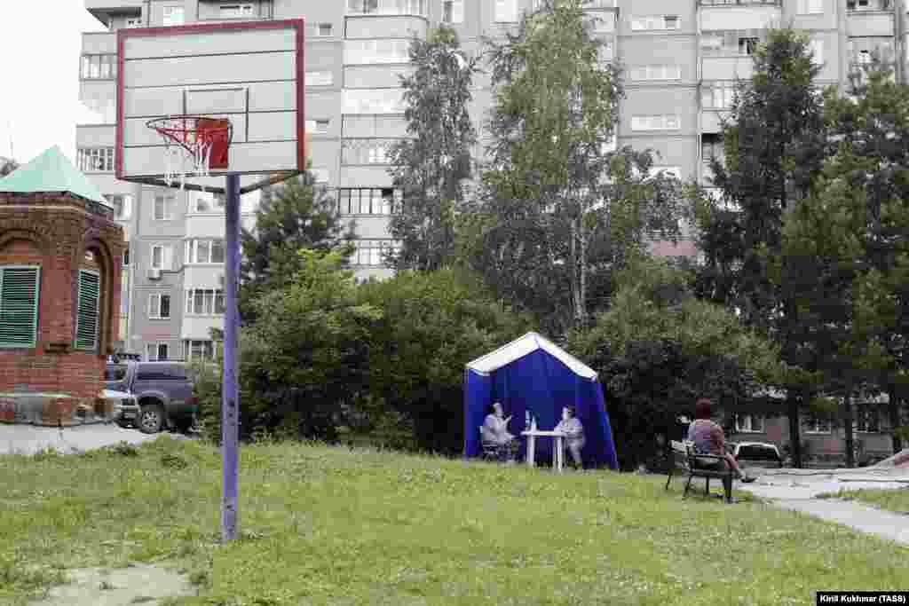 Избирачки шатор во сибирскиот град Новосибирск на 25 јуни