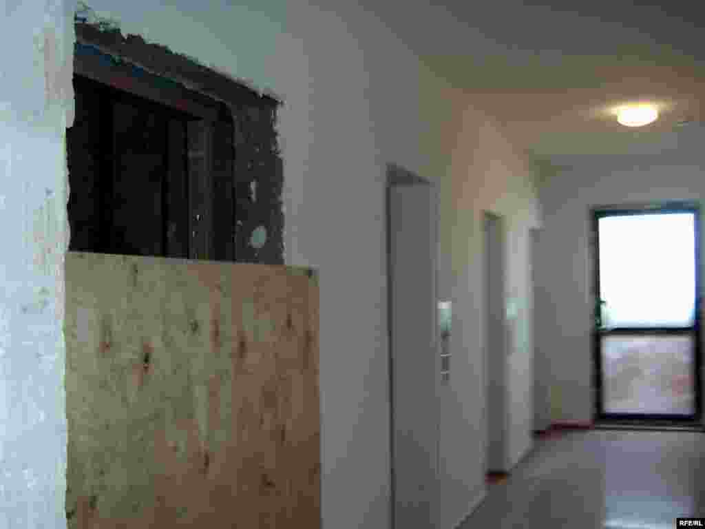 Ажал апанына айналған лифт шахтасының ашық-шашық қалған аузы қайғылы оқиғадан кейін ғана жабылды. - Открытую дыру в пустую шахту лифта закрыли плитой только после трагической гибели Шолпан.