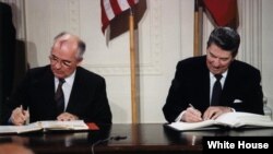 Președinții Ronald Reagan (SUA) și Mihail Gorbaciov (URSS) la ceremonia de semnare a Tratatului nuclear de dezarmare de la Washington, 8 decembrie 1987