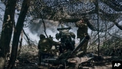Українські військові ведуть вогонь поблизу Бахмута на Донеччині, 3 травня 2023 року