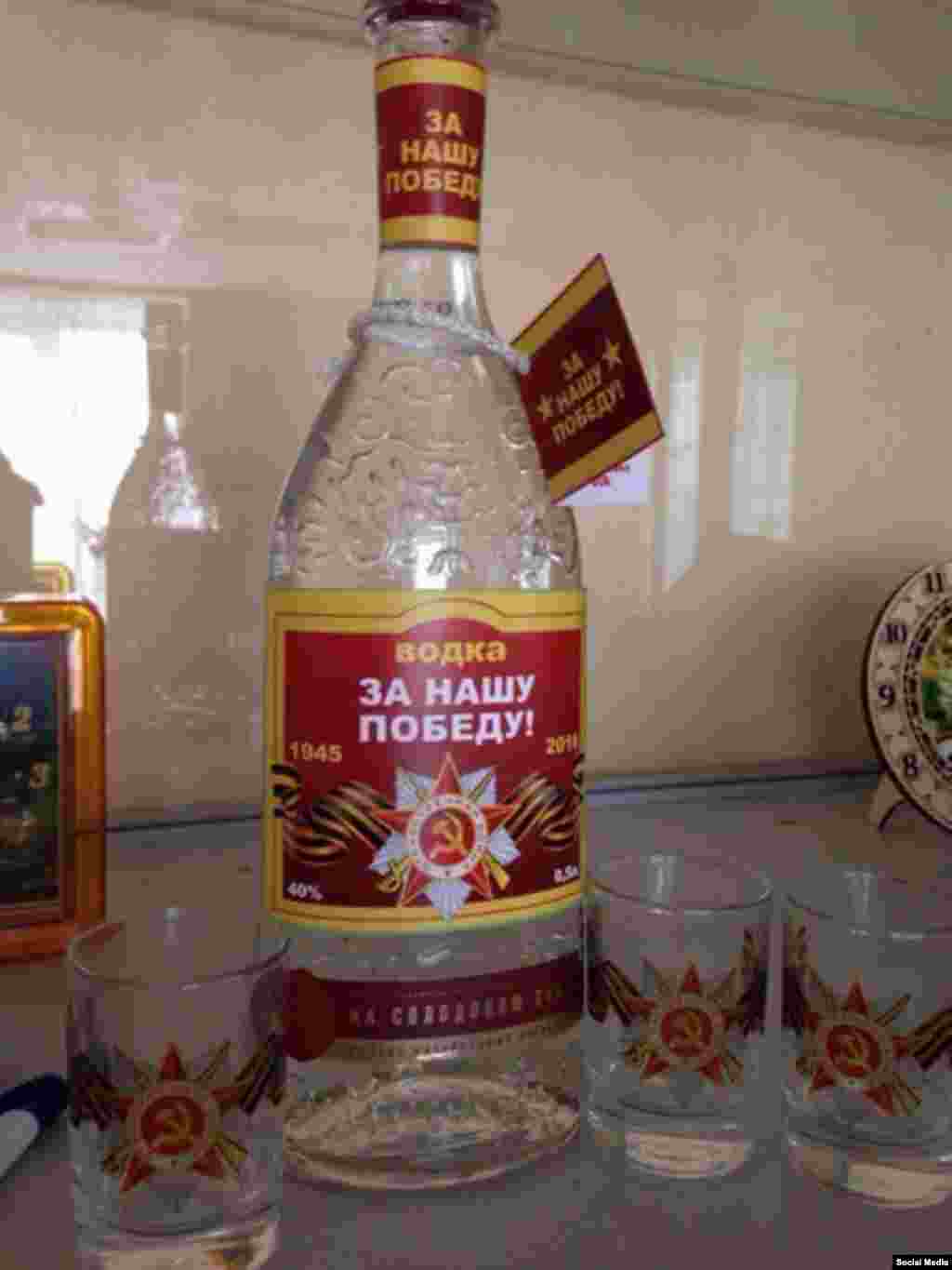 Этикетки на водку "За нашу победу" и наклейки на рюмки в виде орденов, Кандалакша