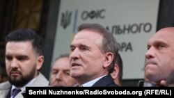 Виктор Медведчукка былтыр май айында "мамлекеттик чыккынчылык" беренеси менен кылмыш иши козголгон.