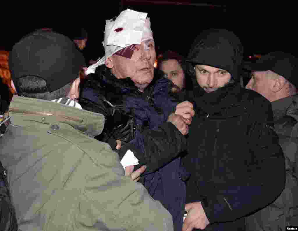 Політика Юрія Луценка поранили бійці «Беркута» біля Святошинського райвідділу міліції в Києві, 11 січня 2013 року.