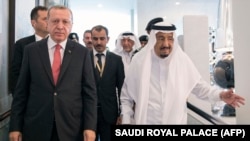 از راست: ملک سلمان و رجب طیب اردوغان در دیدار خود در جده