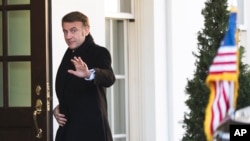 Francuski predsednik Emanuel Makron ulazi u Belu kuću, 24. februar 2025.