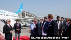 عبدالله عبدالله د پاکستان له صدراعظم، ولسمشر، بهرنیو چارو وزیر او یو شمېر نورو لوړپوړو چارواکو سره ګوري.