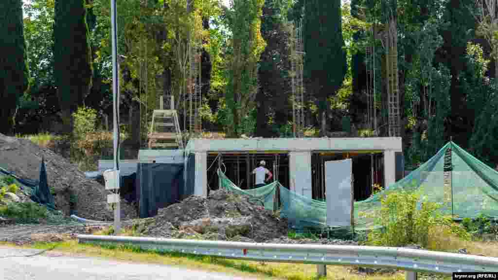 На будівництві на вулиці Центральна з'явився перший працівник