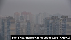 Підвищення концентрації відбувається через переміщення повітряними масами пилу з південно-східного напрямку.
