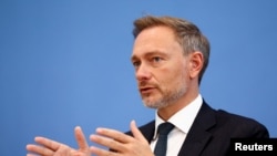 Раніше газета Bild повідомляла, що Лінднер рекомендував провести дострокові вибори як вихід із бюджетного глухого кута, а Шольц відхилив цю пропозицію