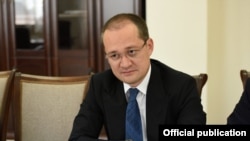 Ўзбекистон президенти ҳузуридаги Ахборот ва оммавий коммуникациялар агентлиги директори Комил Алламжонов.