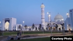 Gyssagly satyn almalar metjitlerde namaz okamagy togtatmak we koronowirusyň ýaýramagynyň öňüni almak ugrunda görlen beýleki çärelerden soň başlandy. 