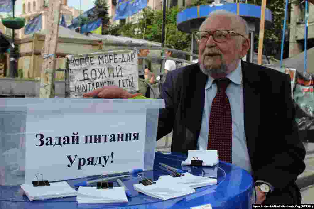 Під час віча на майдані Незалежності учасник ініціативи «Першого грудня» Мирослав Попович закликає українців ставити питання уряду напередодні 100 днів його діяльності, Київ, 1 червня 2014 року