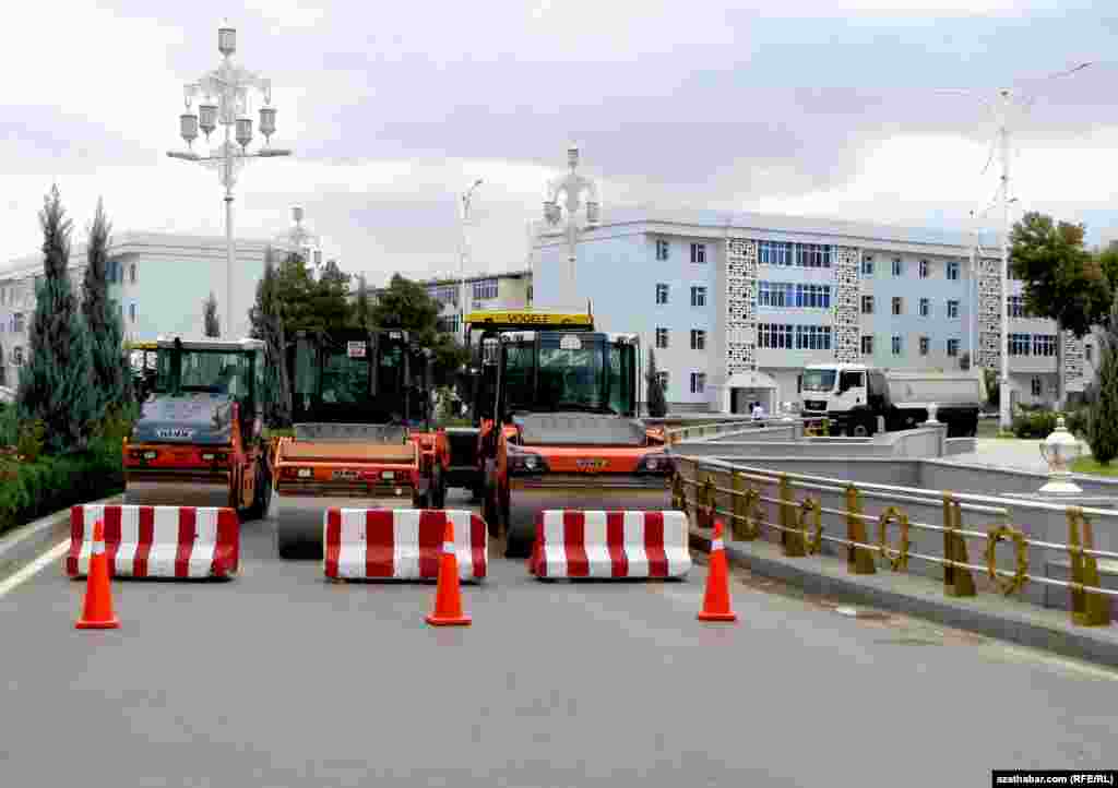 Türkmenbaşy şaýolunyň ugrunda iş geçirýän tehnika, Aşgabat.