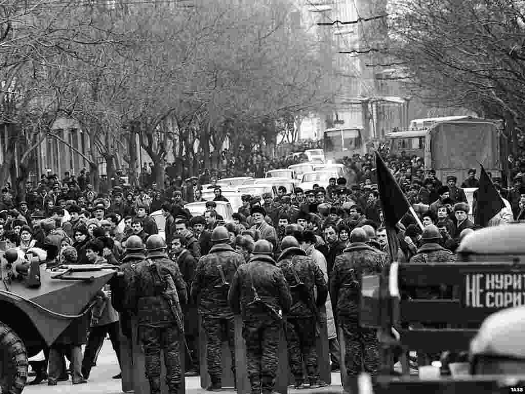 Soldați sovietici pe străzile capitalei azere, ianuarie 1990