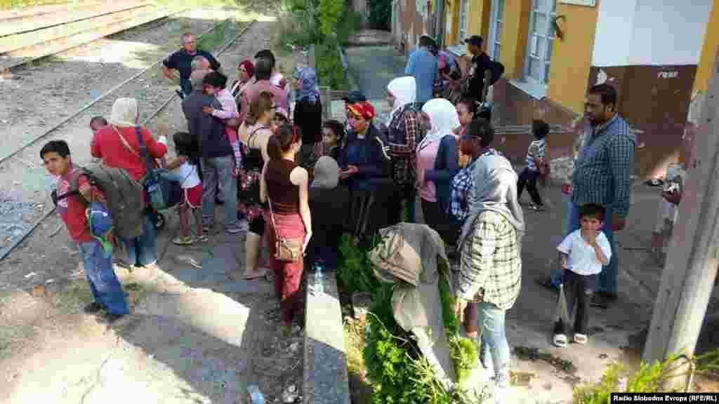 Бегалци од Сирија на железничката станица во Демир Капија.