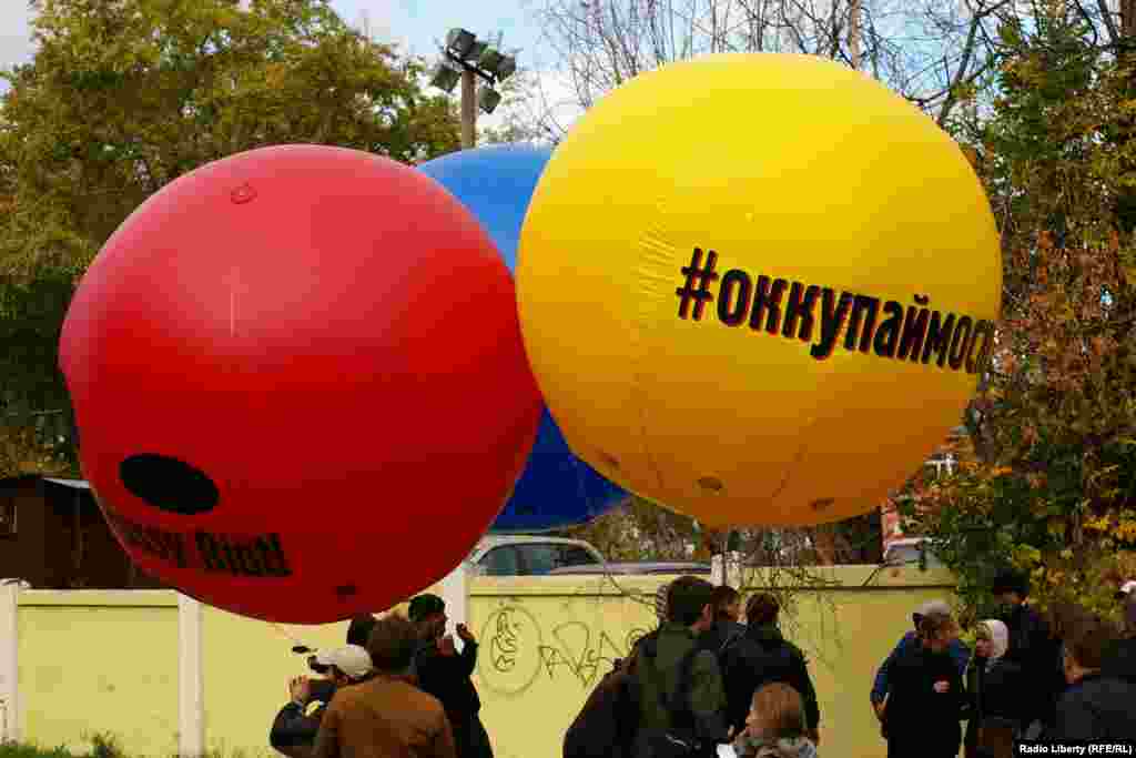  Активисты #оккупаймосква - за свободу Pussy Riot, но против адвокатов Волковой и Фейгина. Они считают, что адвокаты плохо исполняют свои профессиональные обязанности, больше занимаясь самопиаром
