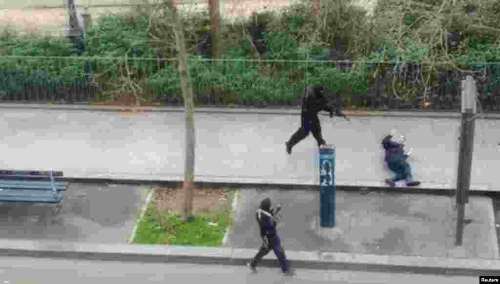 Террористы после нападения на редакцию Charlie Hebdo убивают полицийского