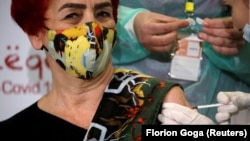 Doktoresha Najada Çomo merr vaksinën kundër koronavirusit në Tiranë. 