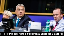 Még ott lehetett: Orbán Viktor az Európai Néppárt frakcióülésén 2018-ban, mellette Manfred Weber