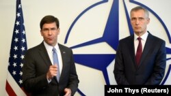 Ministrul interimar al apărării Mark Esper cu secretarul-general Nato, Jens Stoltenberg, la reuniunea de la Bruxelles