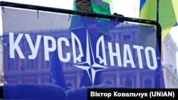  Bannerul „Direcția NATO” ca simbol al lanțului unității sub sloganul #СкажиУкраїніТак / SayYEStoUkraine / Spuneți DAUcraina / Spuneți DAUcraina, în Piața Sofia din Kiev, 22 ianuarie 2022 