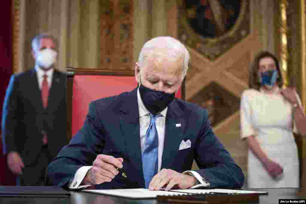 Pas inaugurimit, presidenti i ri amerikan, Joe Biden nënshkroi tri dokumente, përfshirë deklaratën e inaugurimit dhe nominimet e kabinetit të tij. 