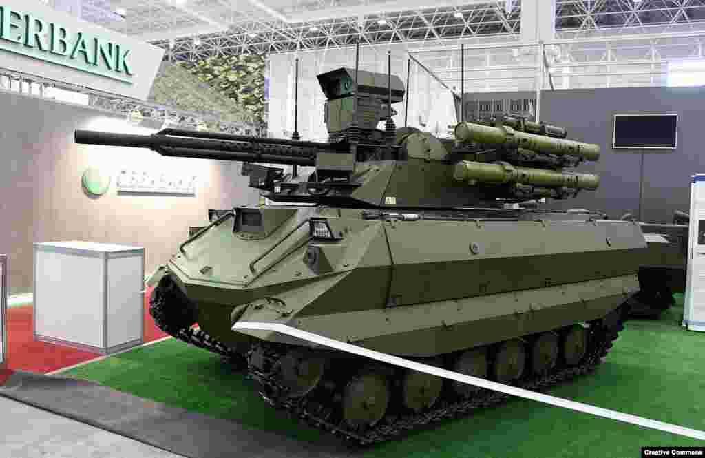 Российский робот-танк «Уран-9» оснащен 30-миллиметровой автоматической пушкой, способной пробивать кирпичные стены, и может стрелять противовоздушными и противотанковыми ракетами. 