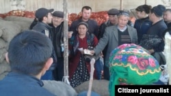 Шўрчи тумани бозорида харидорлар картошка учун навбатда турибди. Озодликка 27 февралда етиб келган сурат.
