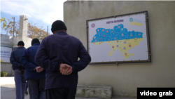 Ресей жағынан соғысқа қатысып, Украина әскері қолға түсірген соғыс тұтқындары. 2024 жылы күзде түсірілген фото.